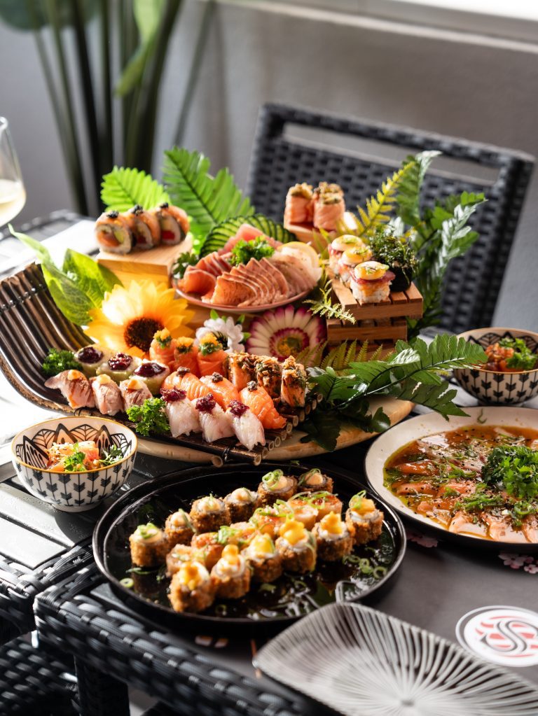 Sushi do menu all you can eat numa mesa de restaurante