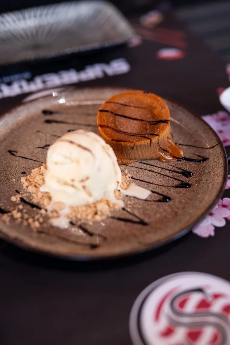 Petit Gateau com gelado e molho de chocolate na Supremacia Sushi