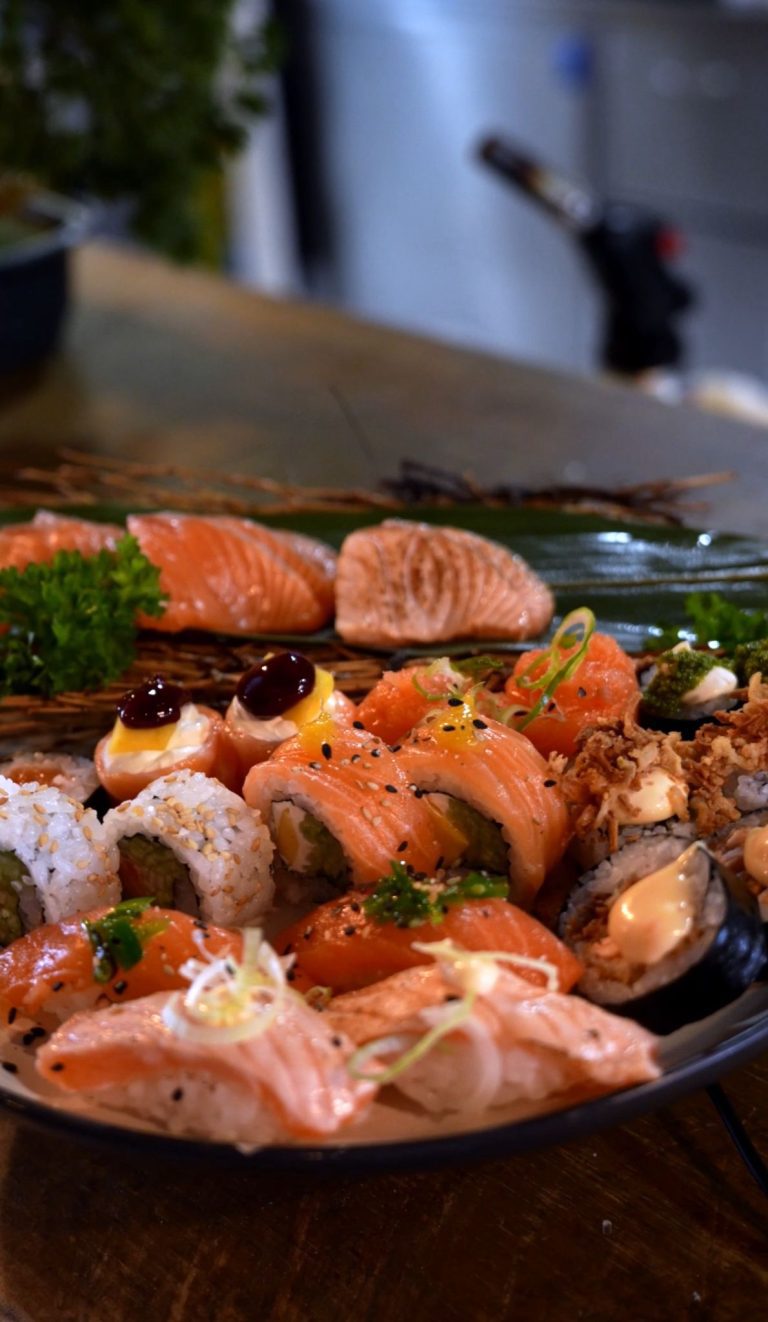 Menu Degustação de Salmão com variedade de peças de sushi e especialidades japonesas da Supremacia Sushi
