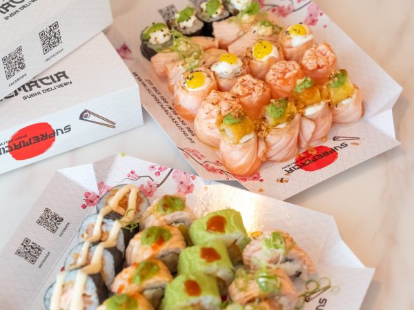 Duas caixas com várias peças de sushi
